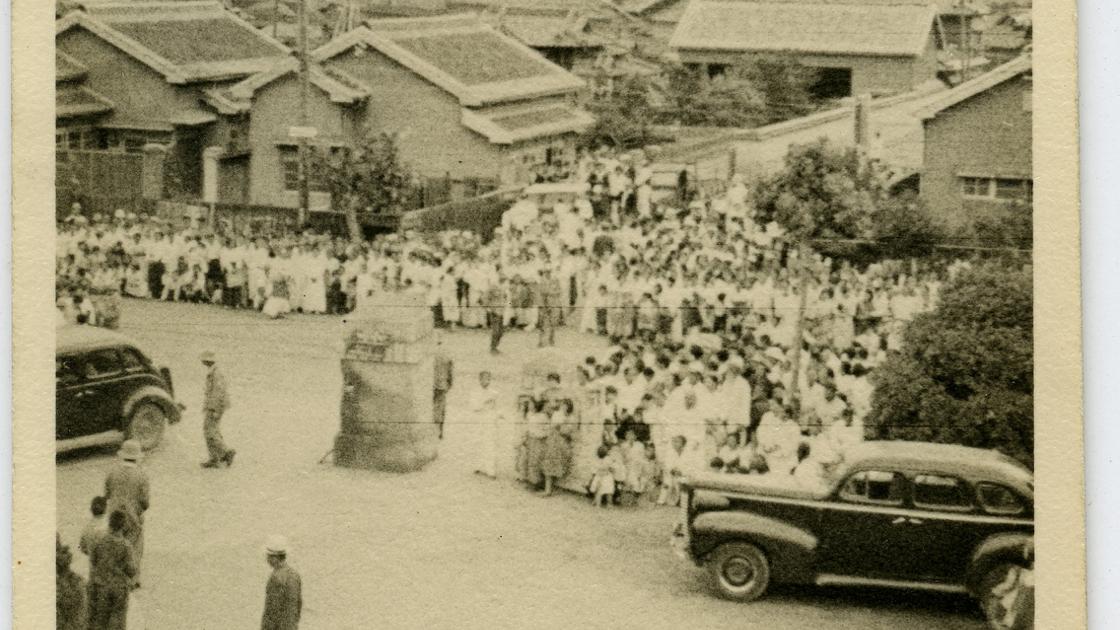 1947년 7월 부산 서구 충무동 로터리의 축제에 모인 인파_1 썸네일