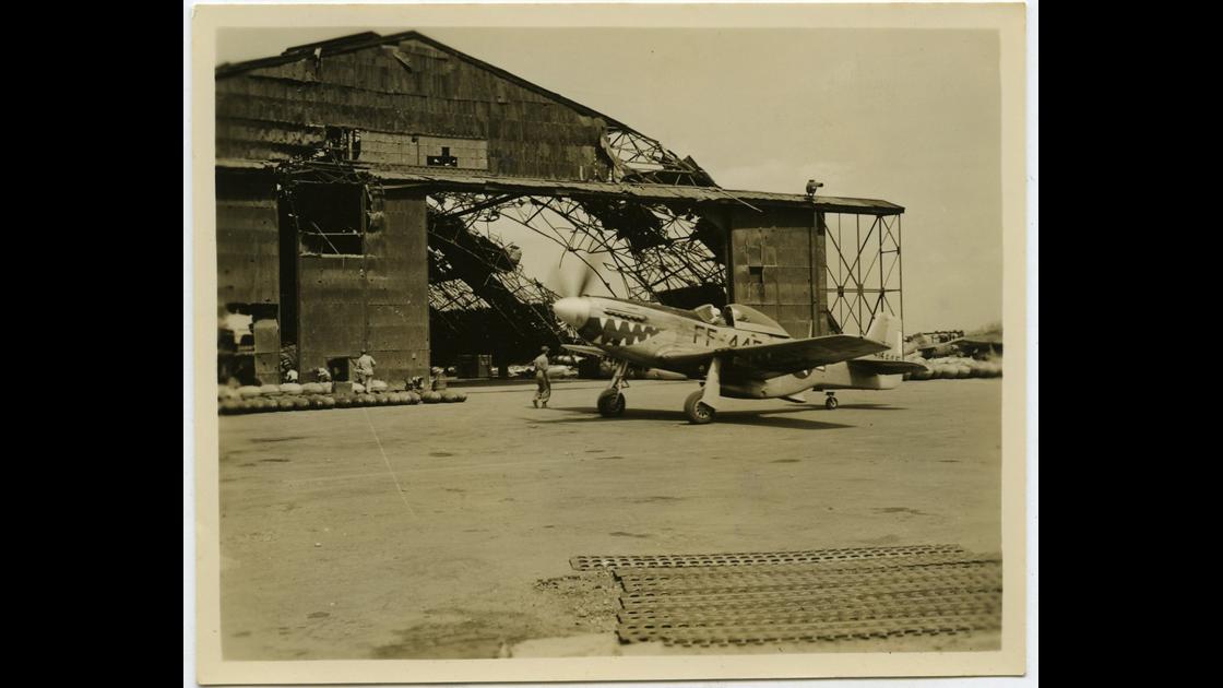 1951년 7월 경남 진해K-10비행장 썸네일