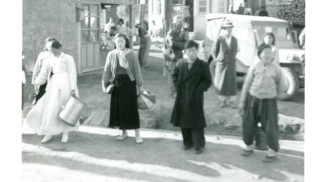 1953년 부산 부산진구 부전동 거리에서 버스를 기다리는 사람들_2 썸네일