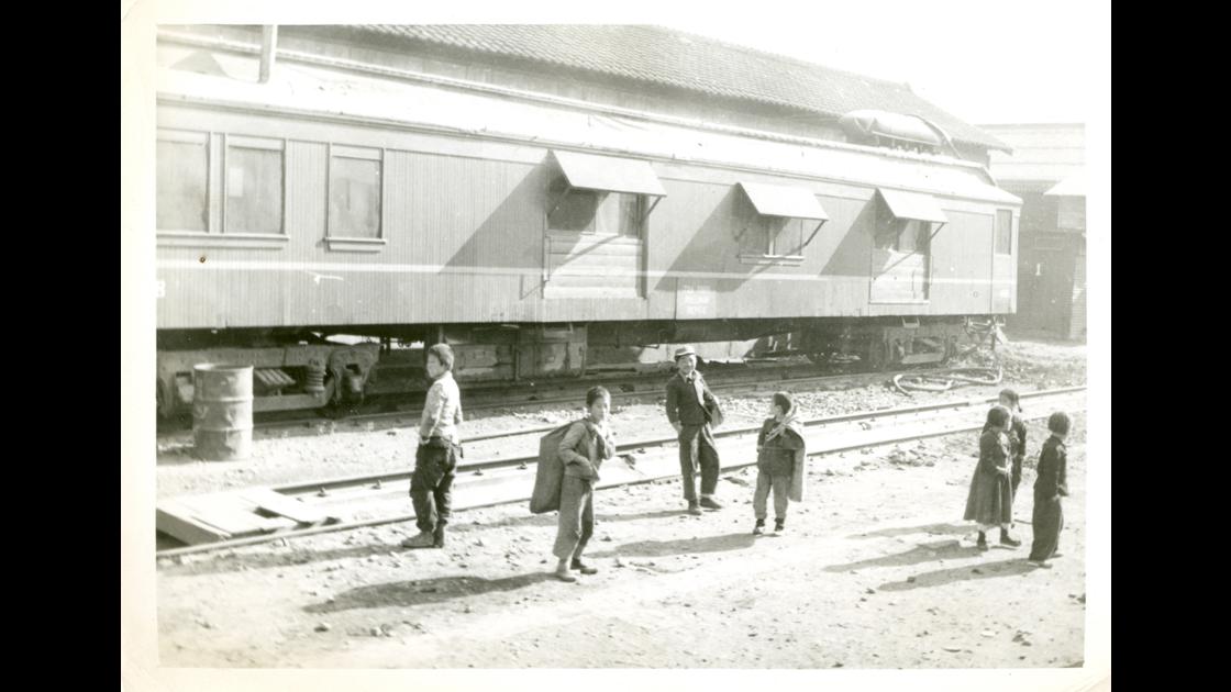 1953년 부산 부산진구 부전역 주변의 기차와 아이들 썸네일