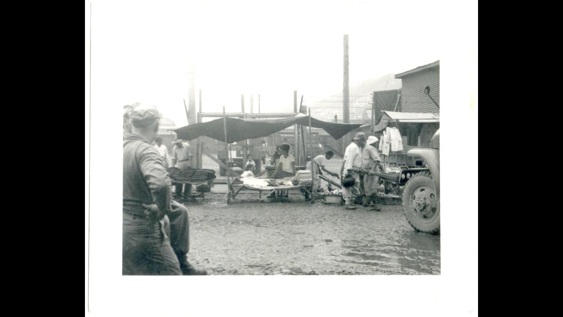 1953년 부산 중구 남포동 미 제44공병대 캠프 밖으로 본 자갈치시장 썸네일