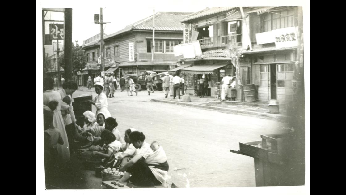 1953년 부산 중구 동광동 부산데파트 뒤 노점상들 썸네일