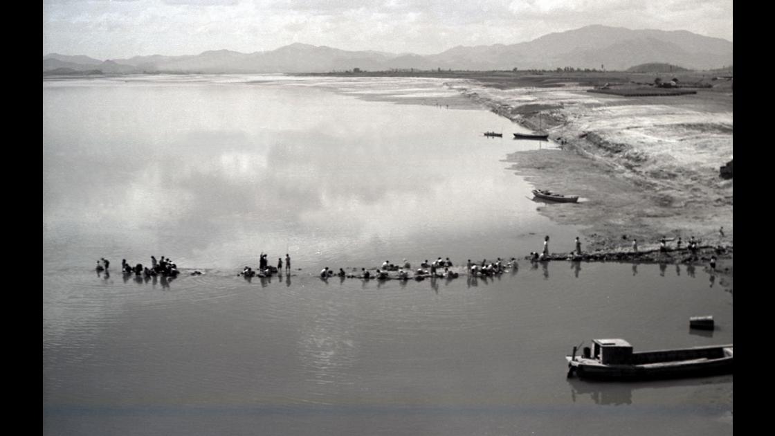 1959년 부산 사하구 하단동 낙동강변의 빨래하는 모습 썸네일