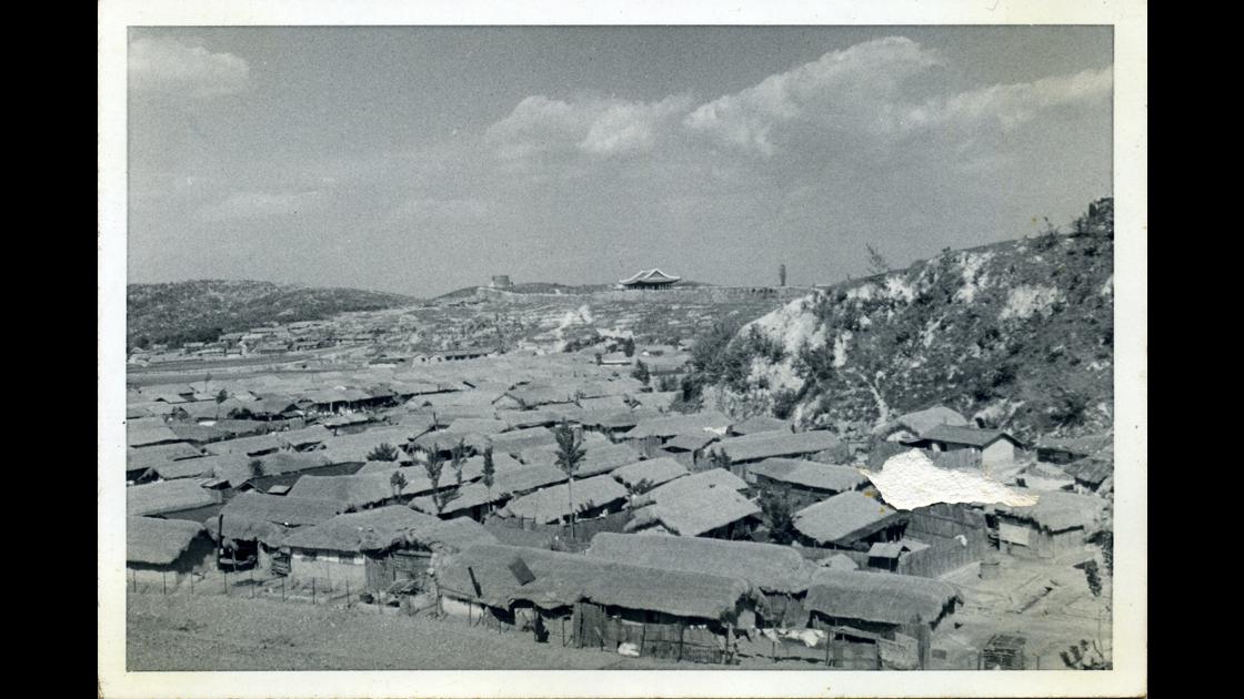 1962년 경기도 수원시 수원화성 성벽과 바깥 마을 썸네일