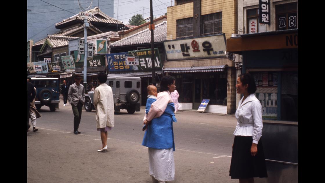 1966년 부산 중구 광복동 광복로 만우양복점 앞 썸네일