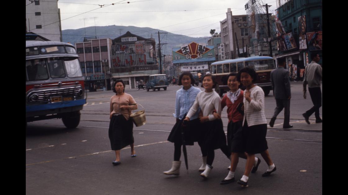 1966년 부산 중구 옛 부산시청 앞을 지나는 여학생들 썸네일