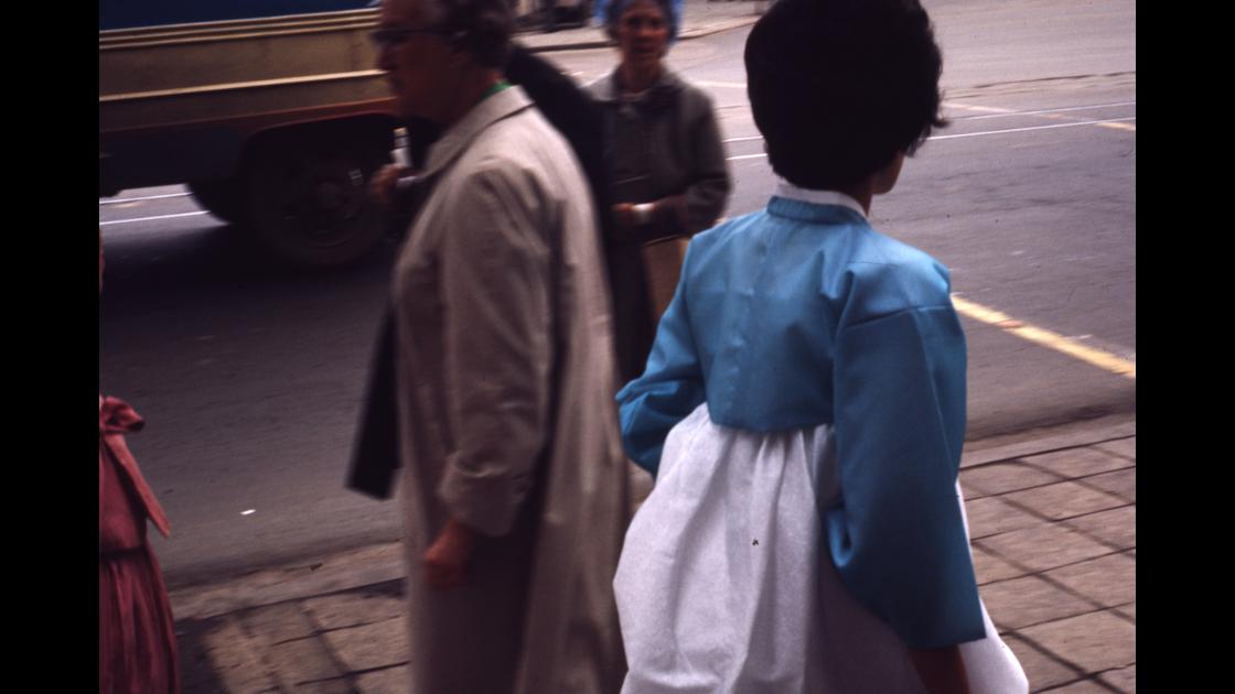 1966년 부산 중구 중앙동 옛 부산시청 앞 도로를 지나는 한복차림의 여인 썸네일