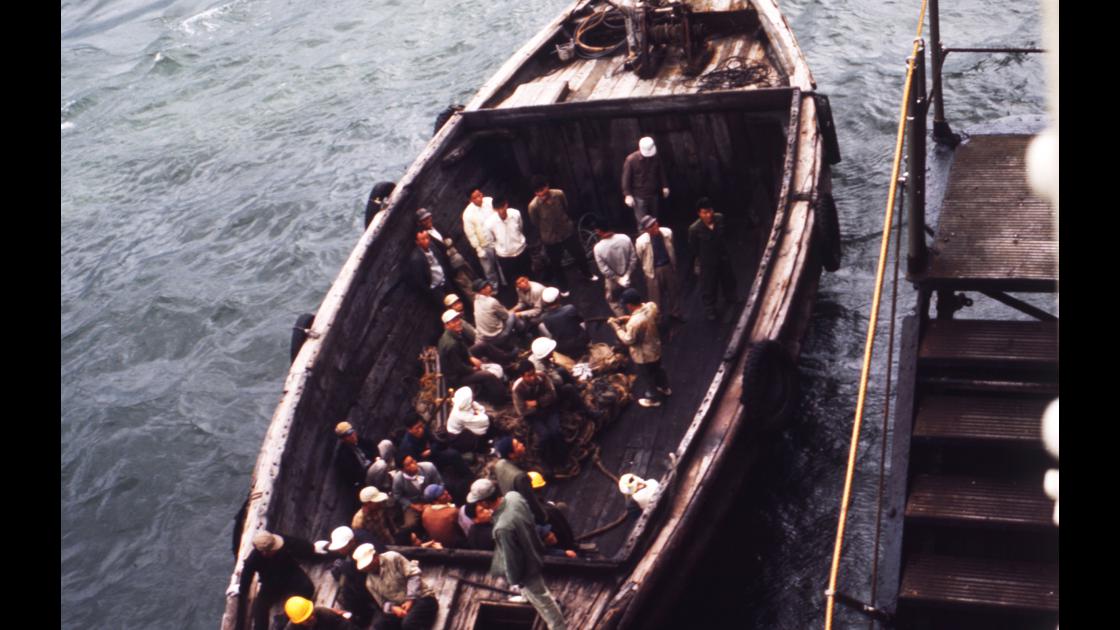 1966년 부산항 내 외항에 정박중인 선박의 화물을 운반하기 위해 배를 탄 부두노동자들 썸네일