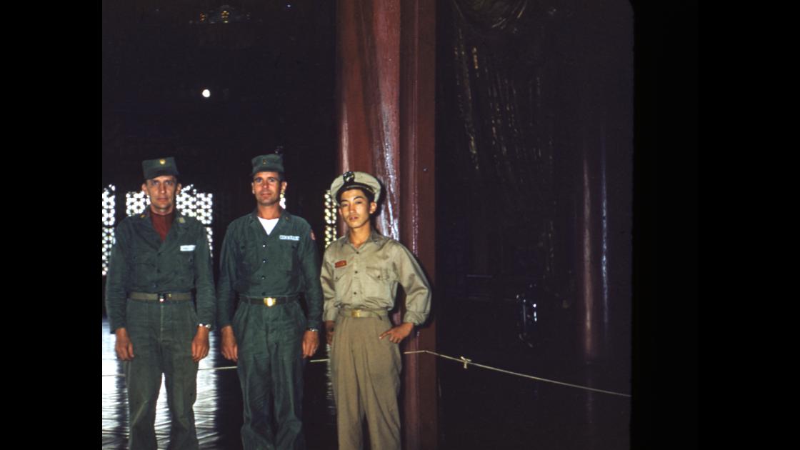 1954년 9월 14일 서울 창덕궁 인정전 기념촬영_촬영자, Mr, Benness, 한국 해군 병사 썸네일