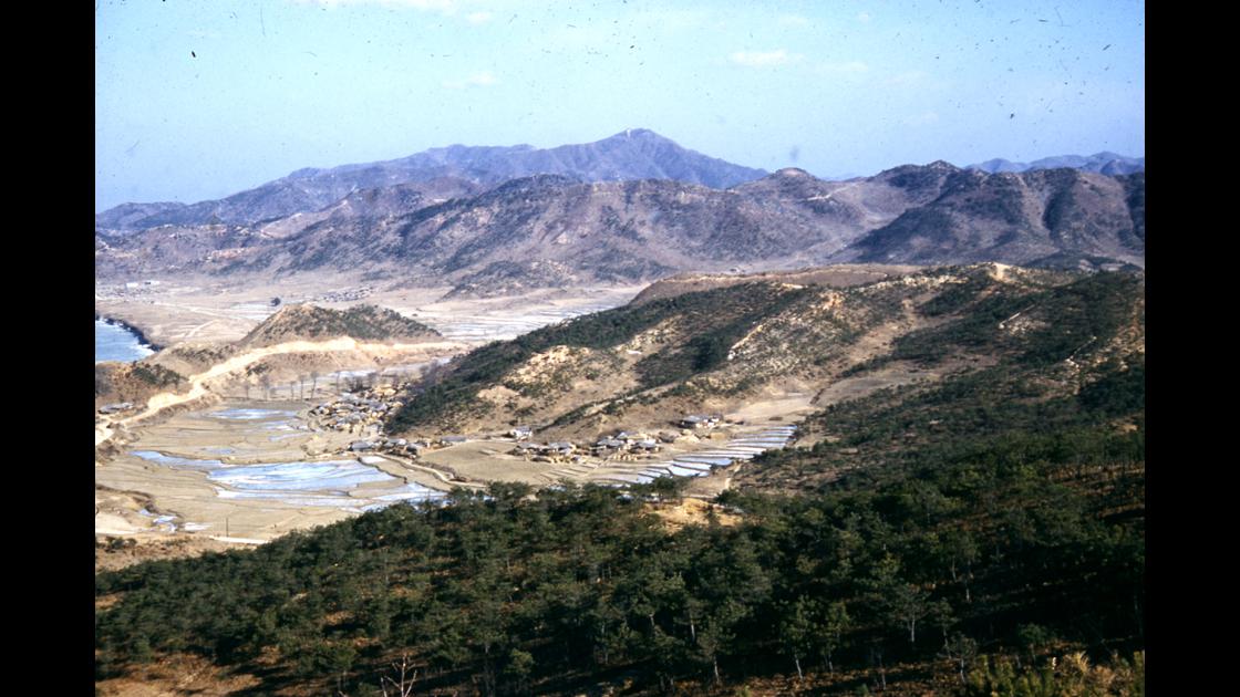1960년 12월 경기도 파주시 임진강에 인접한 산과 마을, 미군들이 일명 Spoon Hill로 부르던 곳_1 썸네일