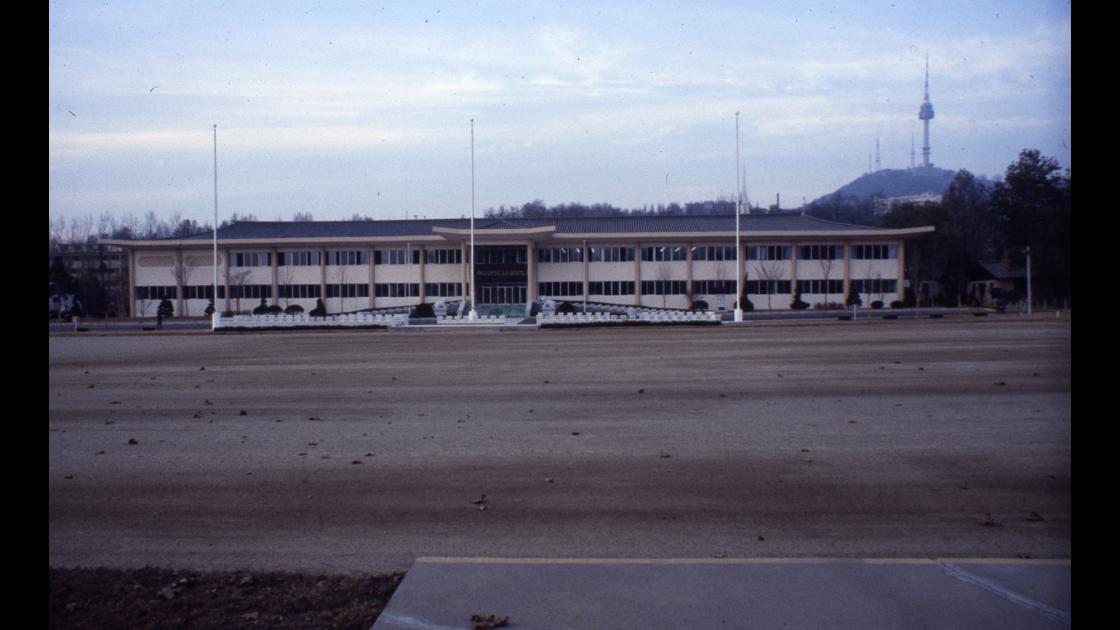 1978년 서울 용산 미군기지 내 한옥형 콘크리트 건물, 미 8군사령부 썸네일