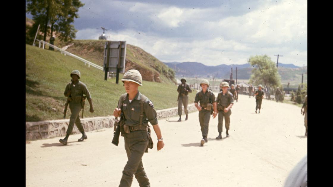 1970년대 초 미8군 소장의 DMZ 일선 미보병2사단 시 한국인 사병들_1 썸네일