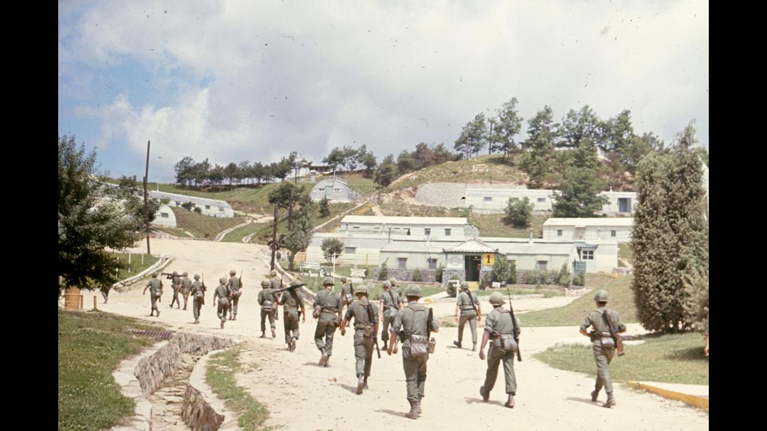 1970년대 초 미8군 소장의 DMZ 일선 미보병2사단 시 한국인 사병들_2 썸네일