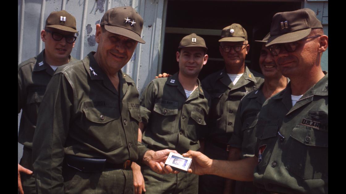 1970년대 초 미8군 소장의 DMZ 일선 미보병2사단 시찰_5 썸네일