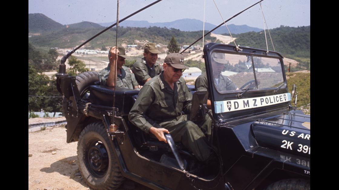 1970년대 초 미8군 소장의 DMZ 일선 미보병2사단 시찰_9 썸네일