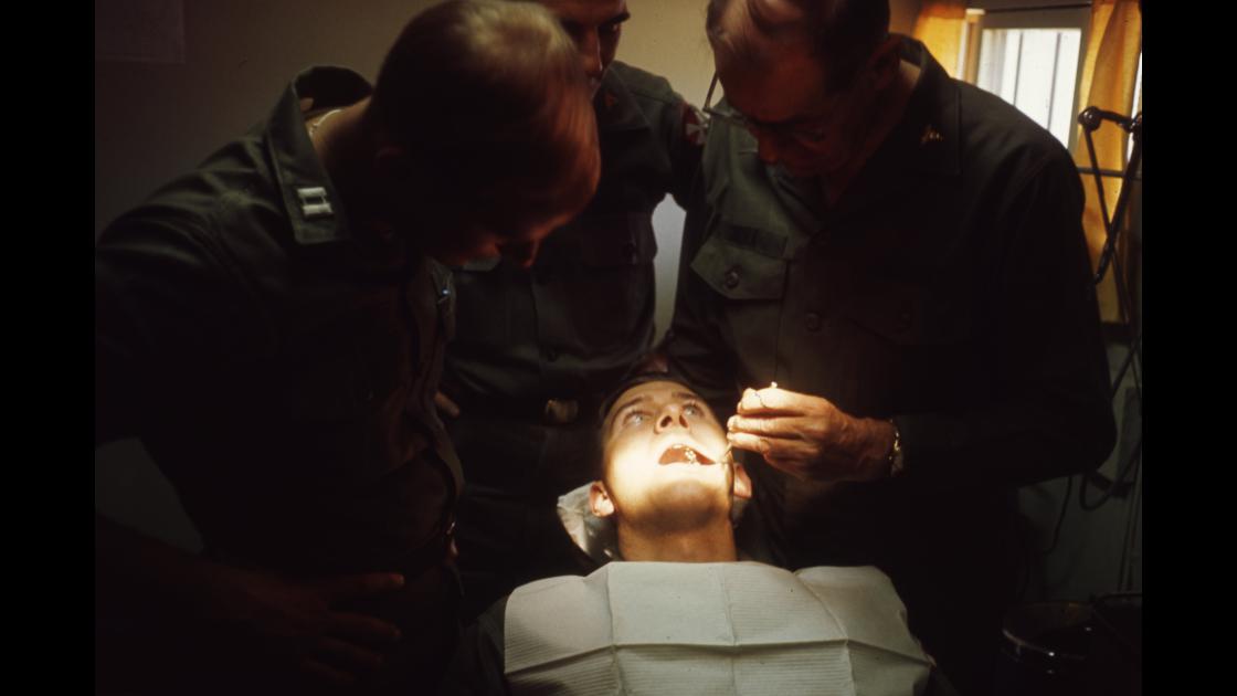 1970년대 초 미8군 소장이 DMZ 일선 미보병2사단 의료팀 치과 진료 썸네일