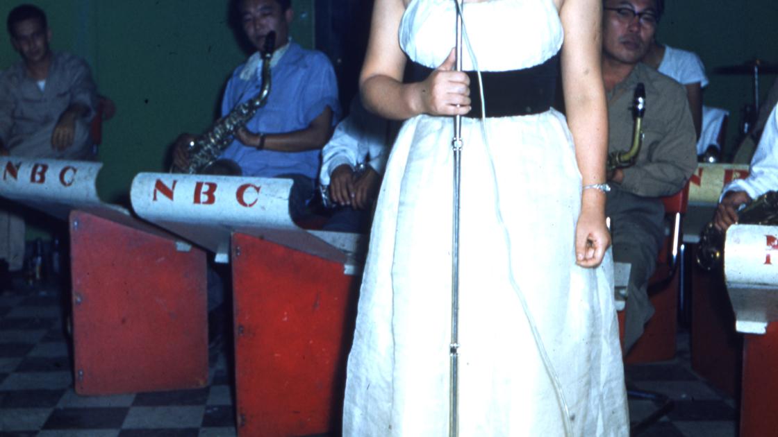 1954년 주한 미군클럽에서 노래하는 가수와 NBC악단_1 썸네일
