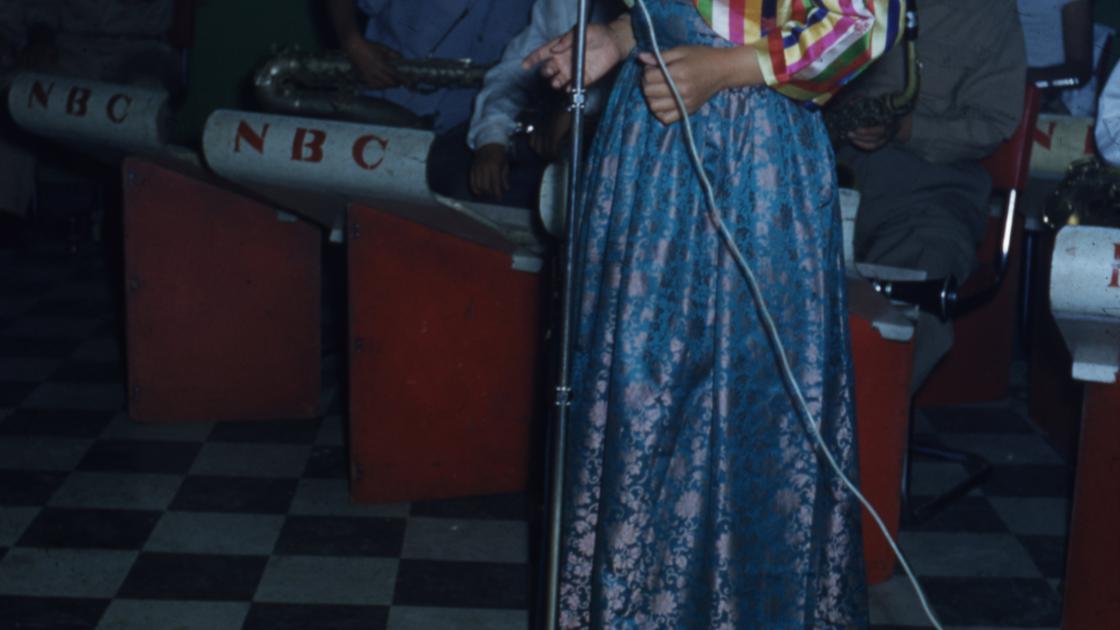 1954년 주한 미군클럽에서 노래하는 가수와 NBC악단_2 썸네일