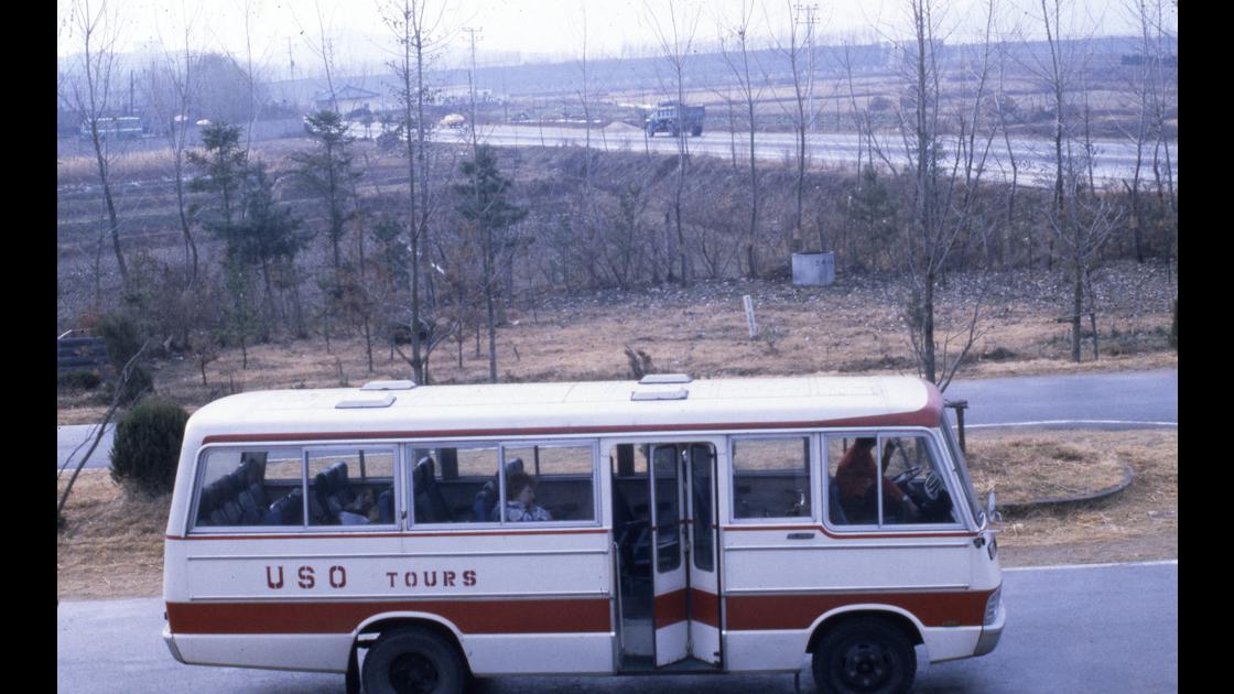 1978년 경기도 파주 통일공원의 ‘순직종군기자추념비’ 앞에 대기중인 관광버스 썸네일