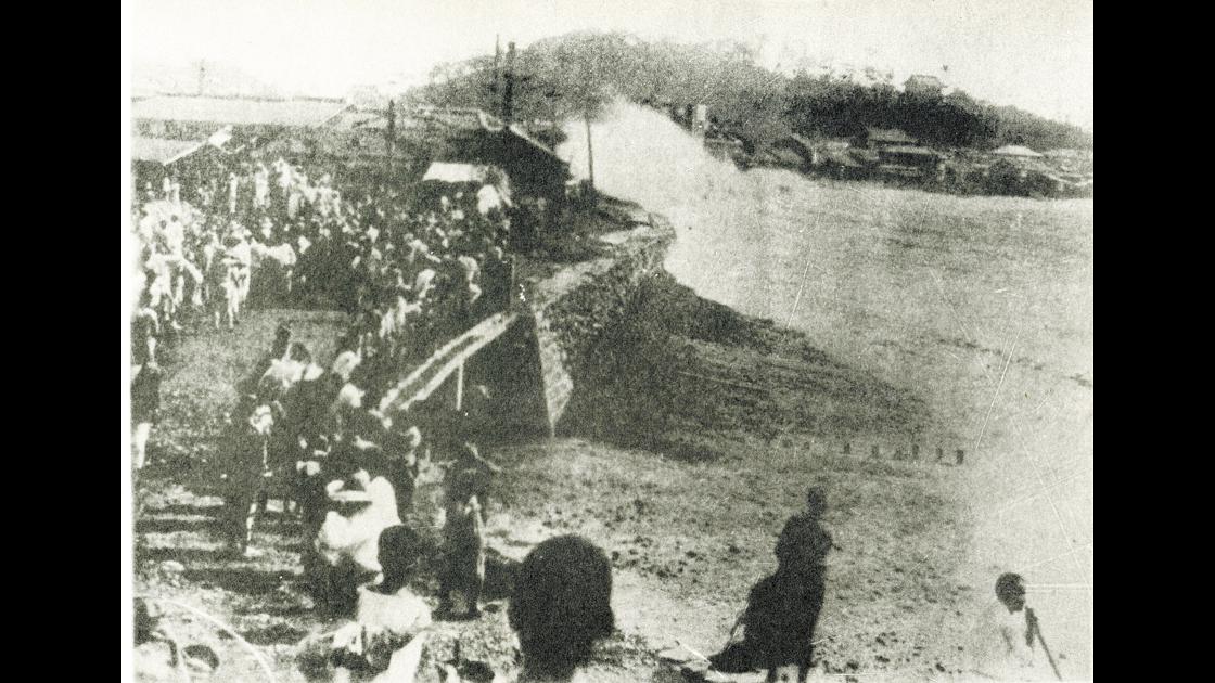 1911년 부산 서구 충무동 해안의 태풍 해일 모습 썸네일