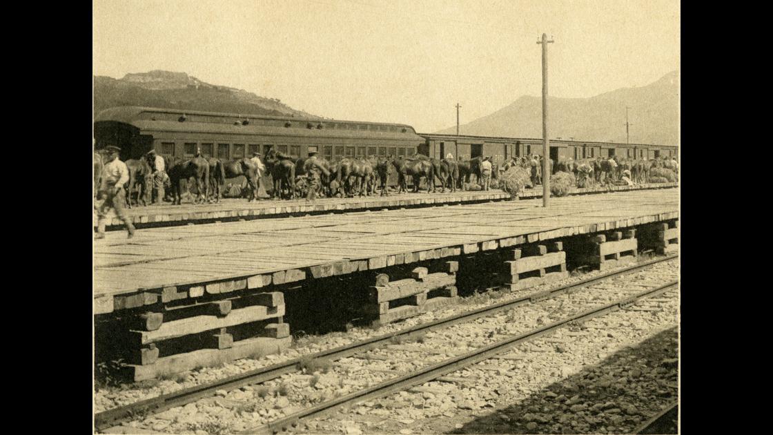 1918년 부산 동구 초량동 초량역 및 주변의 일본군과 군마 썸네일