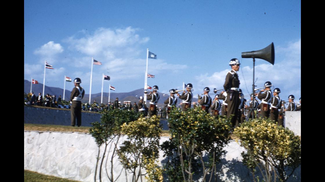 1954년 10월 24일 부산유엔묘지에서 유엔기념일 군악대 연주 썸네일