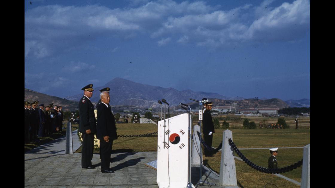 1954년 10월 24일 부산유엔묘지에서 유엔기념일 군인 사열을 바라보는 대통령 썸네일