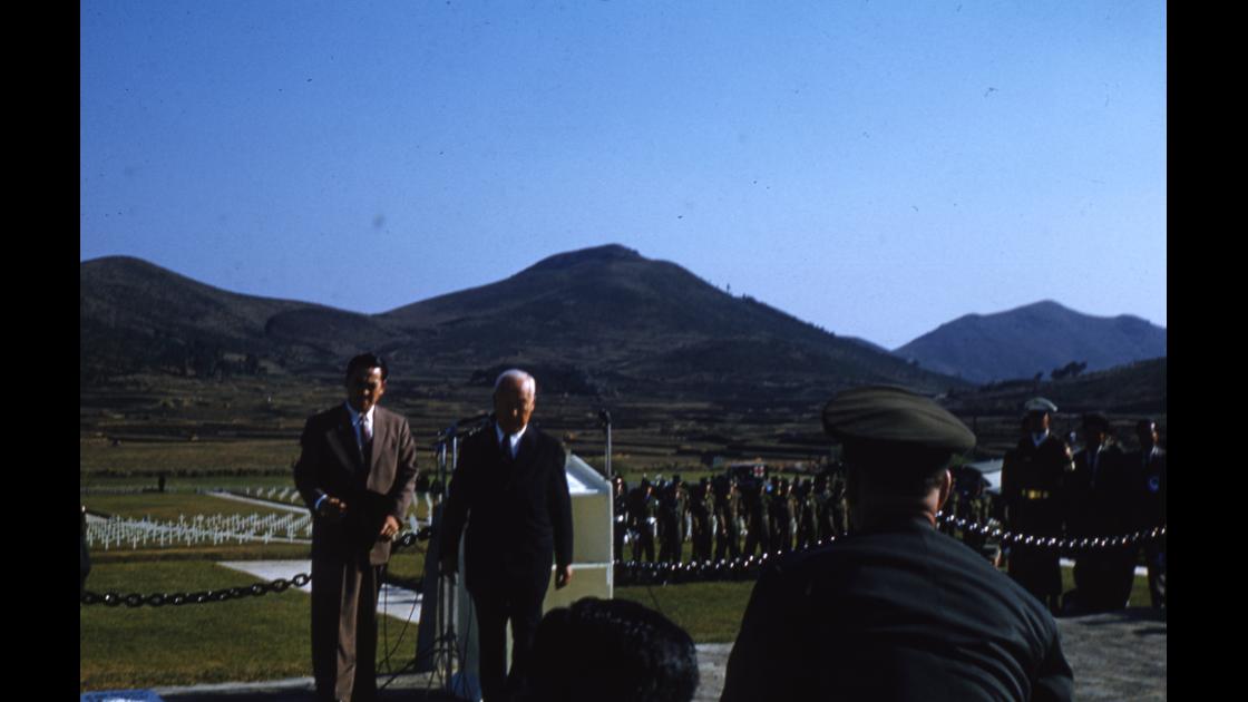1954년 10월 24일 부산유엔묘지에서 유엔기념일 기념사를 마친 이승만대통령_1 썸네일