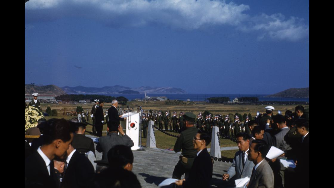 1954년 10월 24일 부산유엔묘지에서 유엔기념일 기념사를 하는 이승만 대통령_1 썸네일