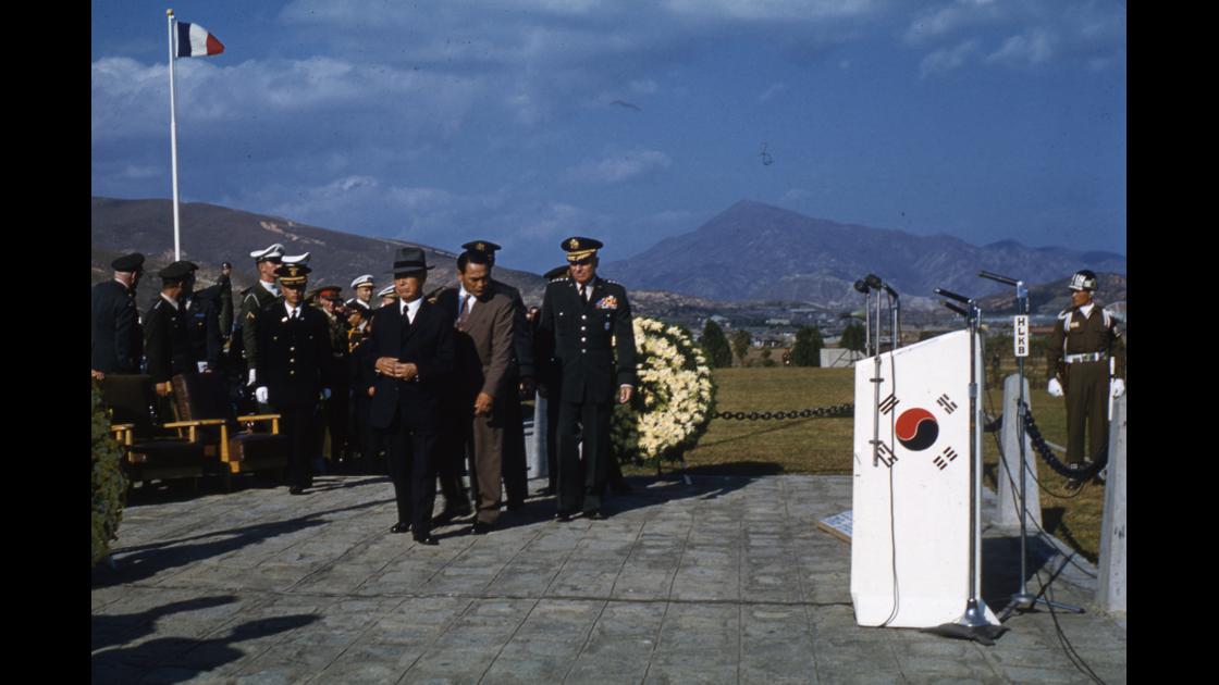1954년 10월 24일 부산유엔묘지에서 유엔기념일 행사 후 퇴장하는 대통령 썸네일