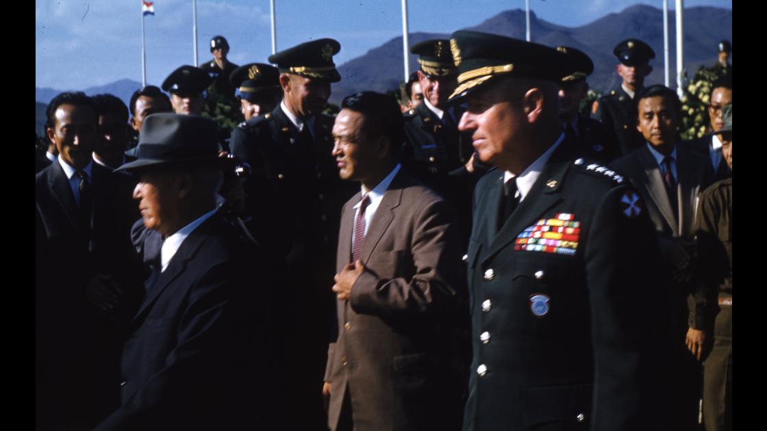1954년 10월 24일 부산유엔묘지에서 유엔기념일 행사후 대통령과 일행 썸네일