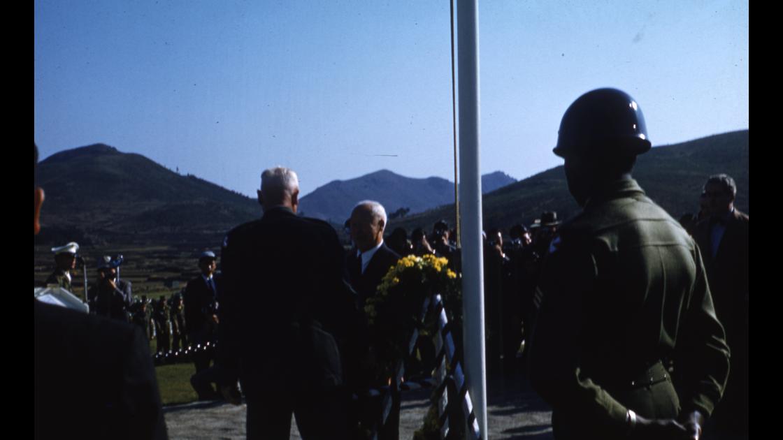 1954년 10월 24일 부산유엔묘지에서 유엔기념일 헌화를 마친 이승만대통령_1 썸네일