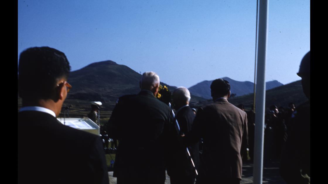 1954년 10월 24일 부산유엔묘지에서 유엔기념일 헌화를 하는 이승만대통령_1 썸네일