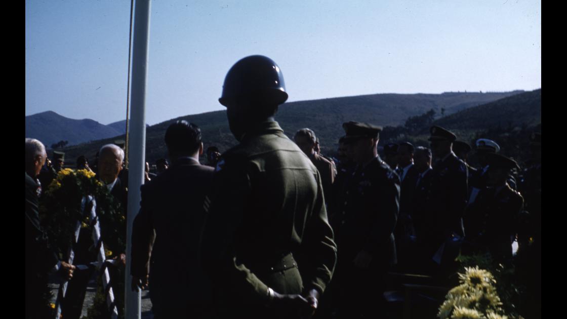 1954년 10월 24일 부산유엔묘지에서 유엔기념일 헌화를 하는 이승만대통령_2 썸네일