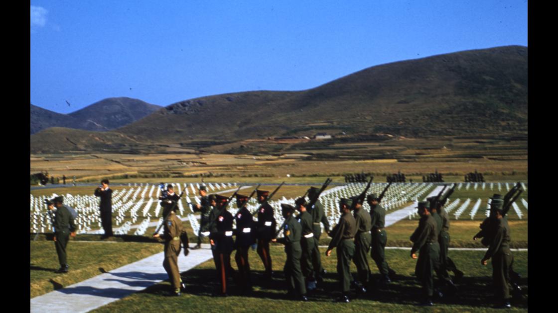 1954년 10월 24일 부산유엔묘지에서 유엔기념일에 사열을 하는 군인들_1 썸네일