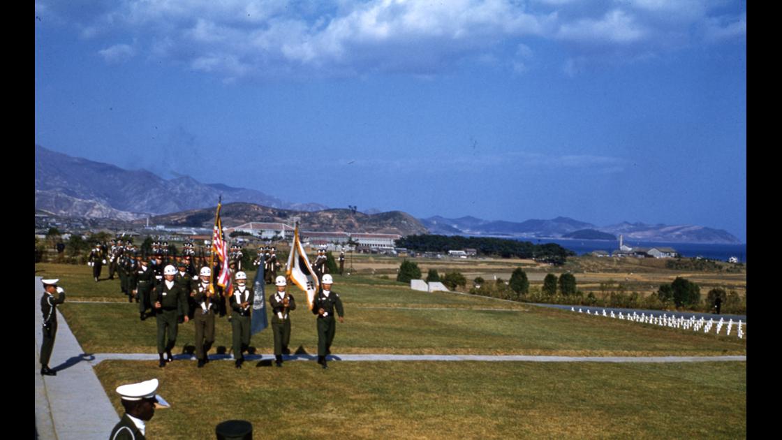 1954년 10월 24일 부산유엔묘지에서 유엔기념일에 사열을 하는 군인들_3 썸네일