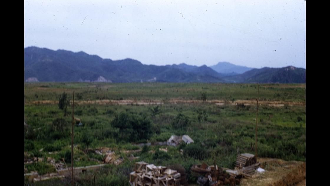 1954년 1월 유엔군사령부 송환처리부 감시탑 서쪽의 폐허같은 농경지들 썸네일