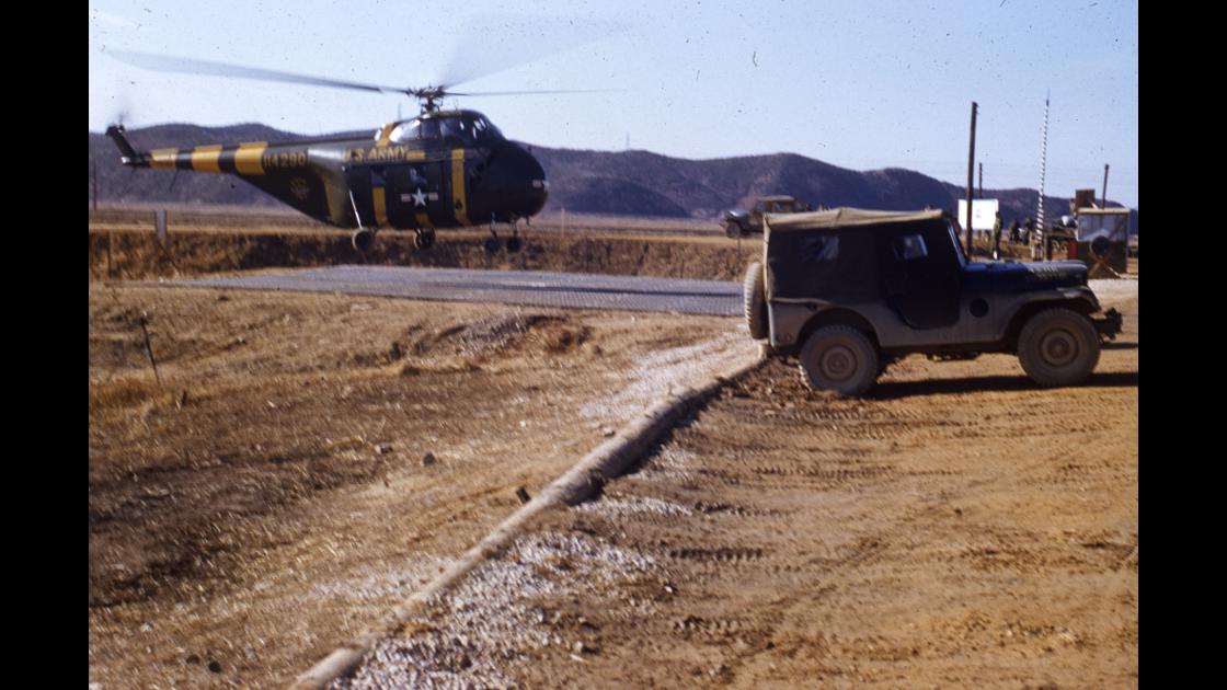 1954년 1월 유엔군사령부 송환처리부 입구에 헬기 하강 썸네일
