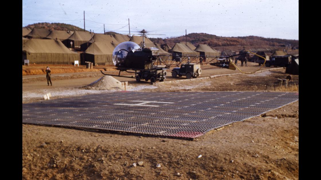 1954년 1월 유엔군사령부 송환처리부 캠프에 소형 헬기 도착 썸네일