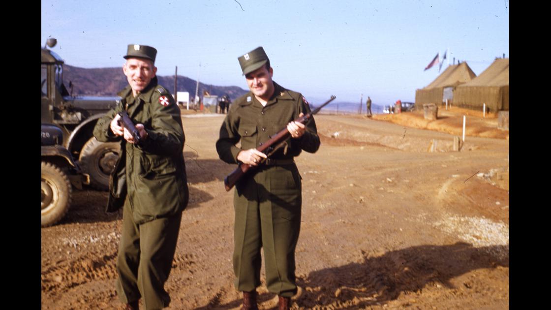 1954년 1월 유엔군사령부 송환처리부에서 카빈 소총을 든 촬영자와 동료 Daw 썸네일