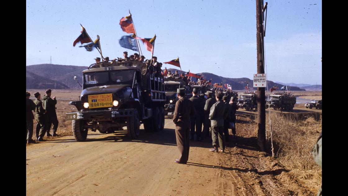 1954년 1월 중공군 반공포로들이 트럭 위에서 대만국기를 휘날리며 가는 모습 썸네일