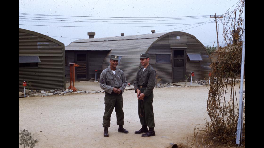 1954년 6월 주한유엔군사령부 135의무대 캠프와 두 미군 하사관 썸네일