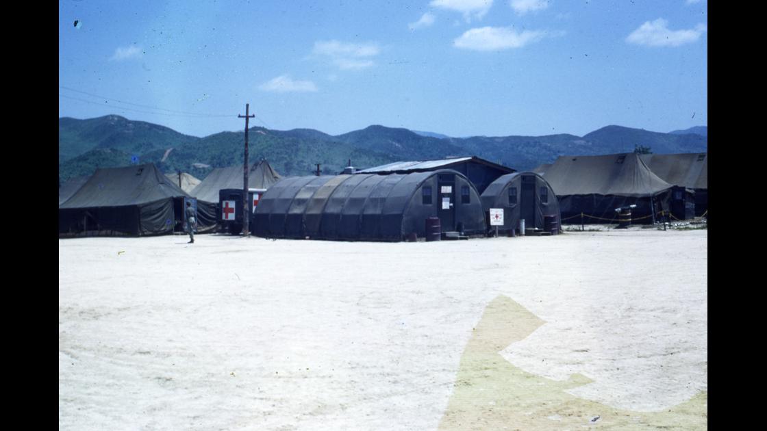 1954년 8월 주한유엔군사령부 제135대대 의무대 서비스센터 원경 썸네일