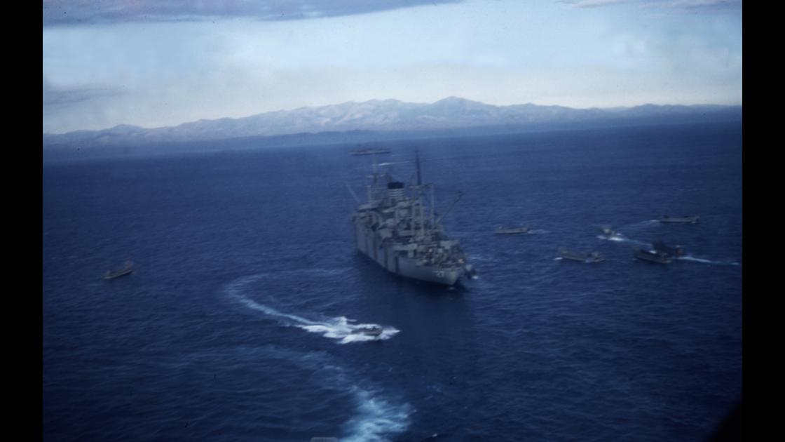 1952년 일본해안에서의 미군상륙훈련_ 구난함과 주변의 상륙정 썸네일