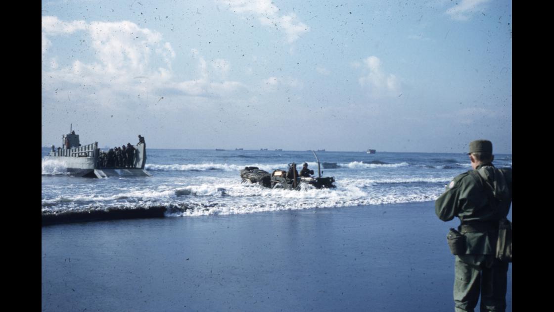 1952년 일본해안에서의 미군상륙훈련_ 짚차에 장비를 싣고 해안 상륙_2 썸네일