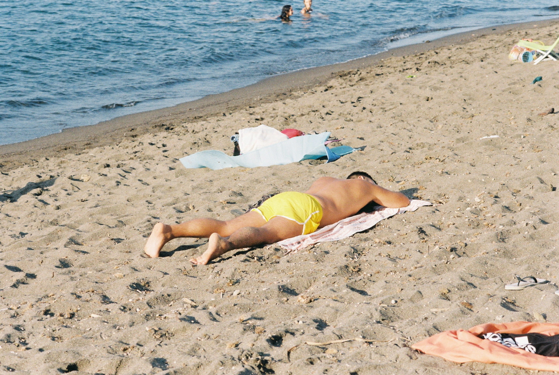 해변에서 잠든 사람 썸네일