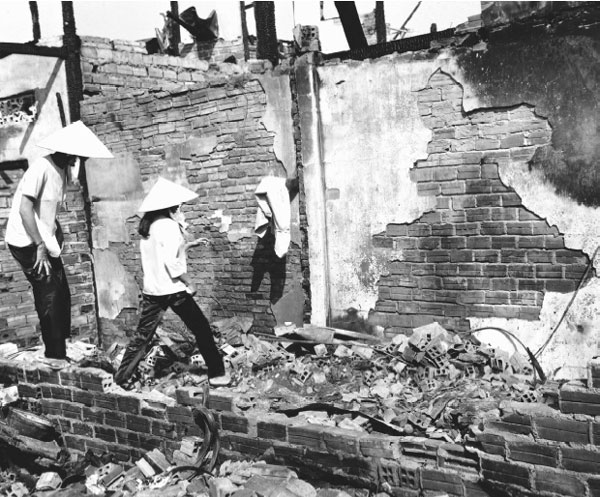 베트콩의 포격으로 파괴된 가옥 썸네일