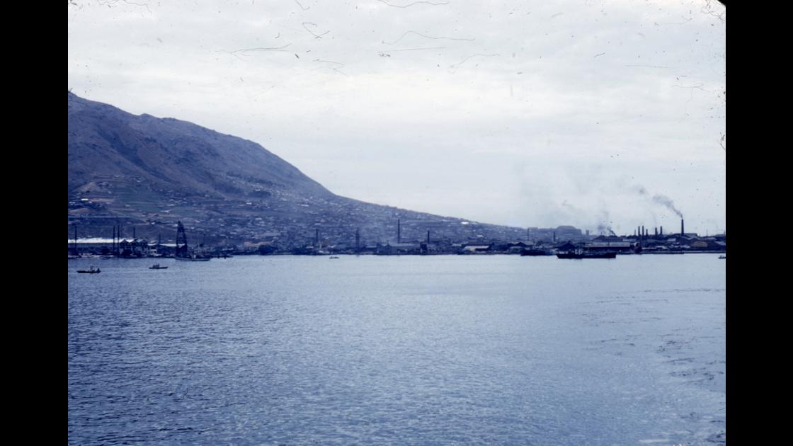 1953년 초 부산항에서 바라본 영도 봉래동 해안과 봉래산 자락 썸네일