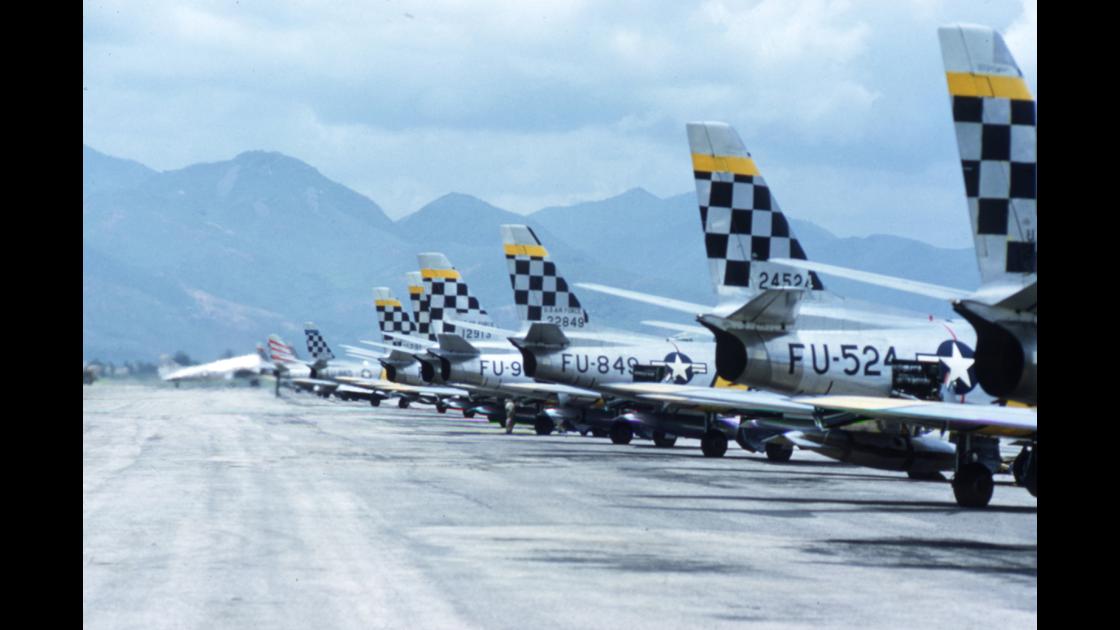 1954년 부산 수영 K-9 비행장의 미 공군 F-86F 세이버 전투기들_2 썸네일