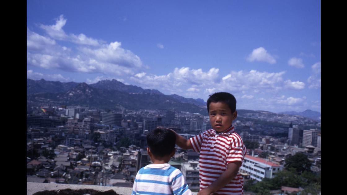 1968년 서울 남산 순환도로에서 만난 어린이와 서울시가 모습 썸네일